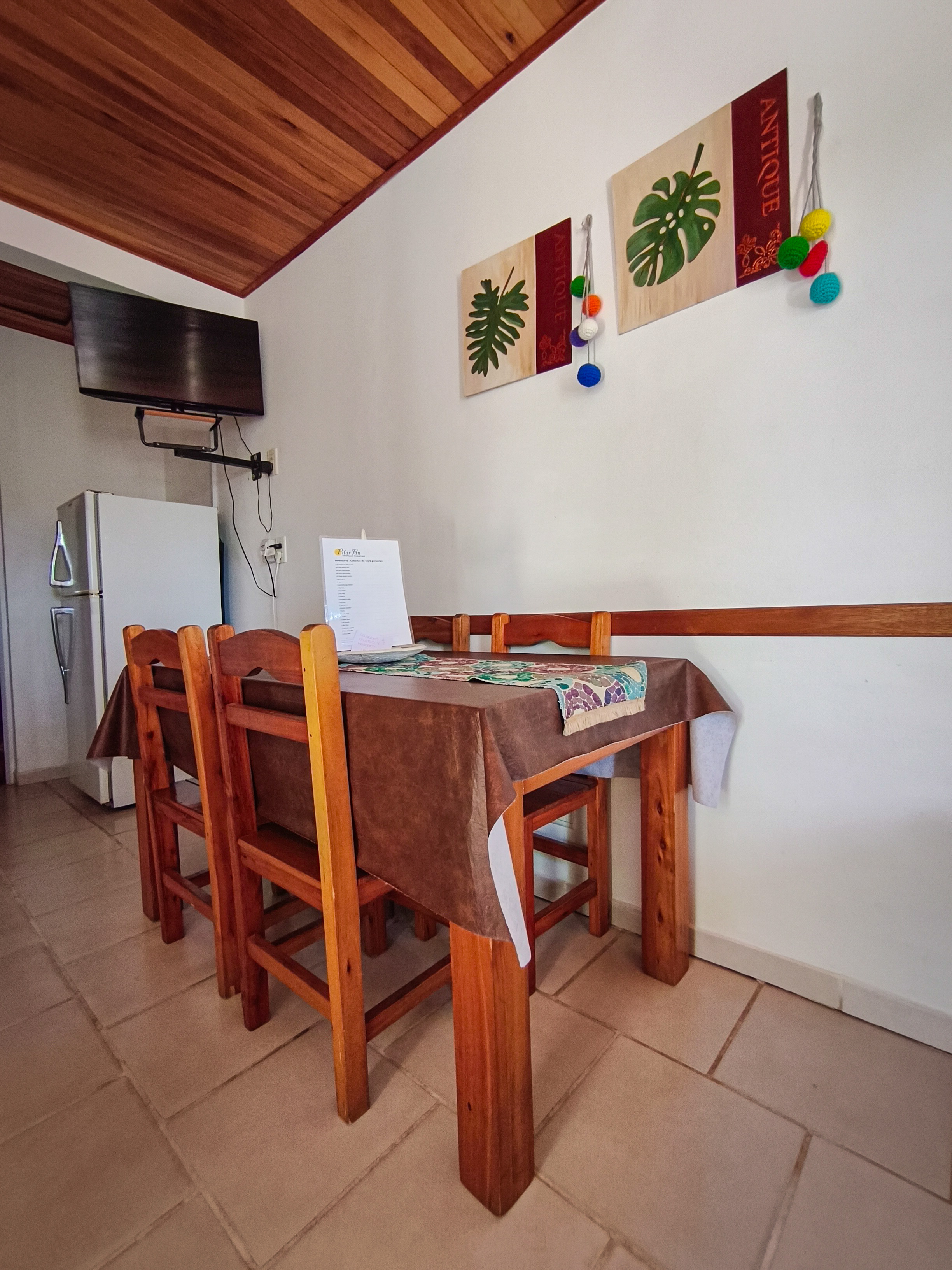Interior de bungalow con cocina y comedor - Colibrí EcoLodge
